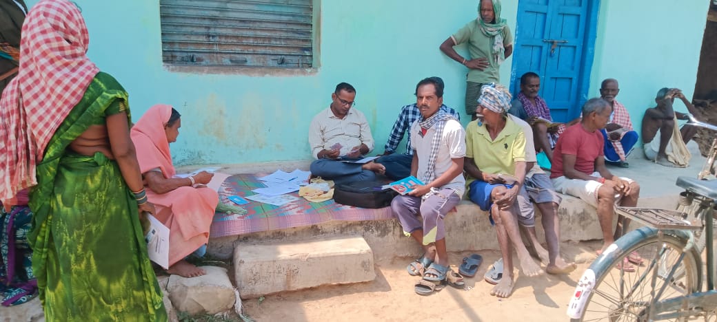 SSEPD2's tweet image. Distribution of Social Security Pension, Collection of Mobile Numbers, Aadhaar Card Collection and Authentication  at the doorstep of pensioners in Nuapada District. @CMO_Odisha @Ashokpandabbsr  #AadhaarCard #SocialSecurityPension #AadhaarAuthentication #Doorstep #Nuapada #Odisha