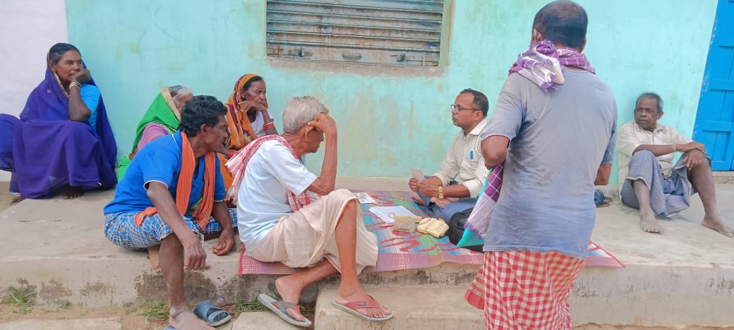 SSEPD2's tweet image. Distribution of Social Security Pension, Collection of Mobile Numbers, Aadhaar Card Collection and Authentication  at the doorstep of pensioners in Nuapada District. @CMO_Odisha @Ashokpandabbsr  #AadhaarCard #SocialSecurityPension #AadhaarAuthentication #Doorstep #Nuapada #Odisha