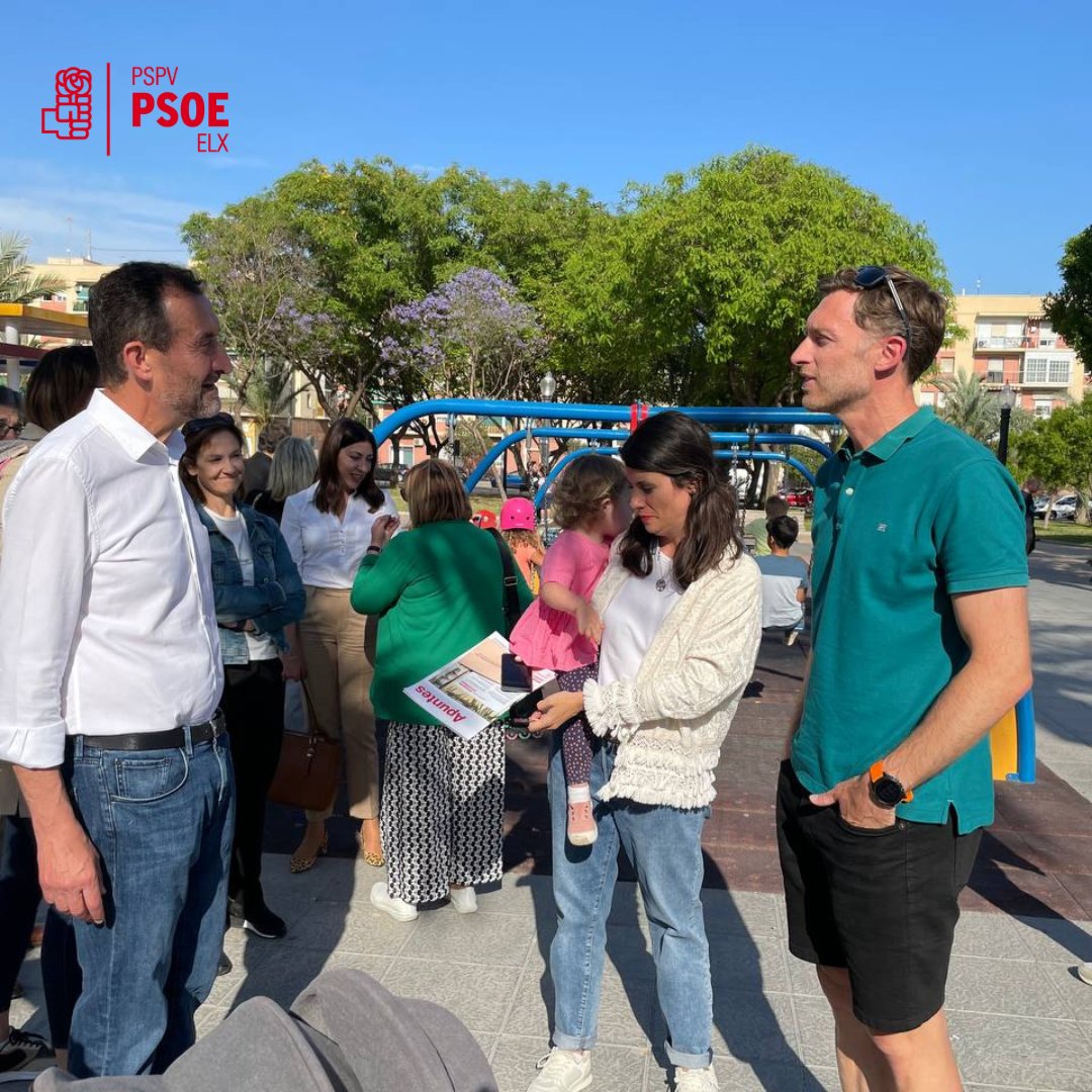 PSOE_Elx's tweet photo. Esta tarde nuestro candidato a la alcaldía Carlos González y varios miembros de nuestra candidatura han estado en el Jardín Lola Puntes, en el barrio de El Toscar para conocer las inquietudes de sus vecinos y vecinas.🤗

#elx #elche #salimosaganar #aelchelevabien https://t.co/gJN3f74Qqm