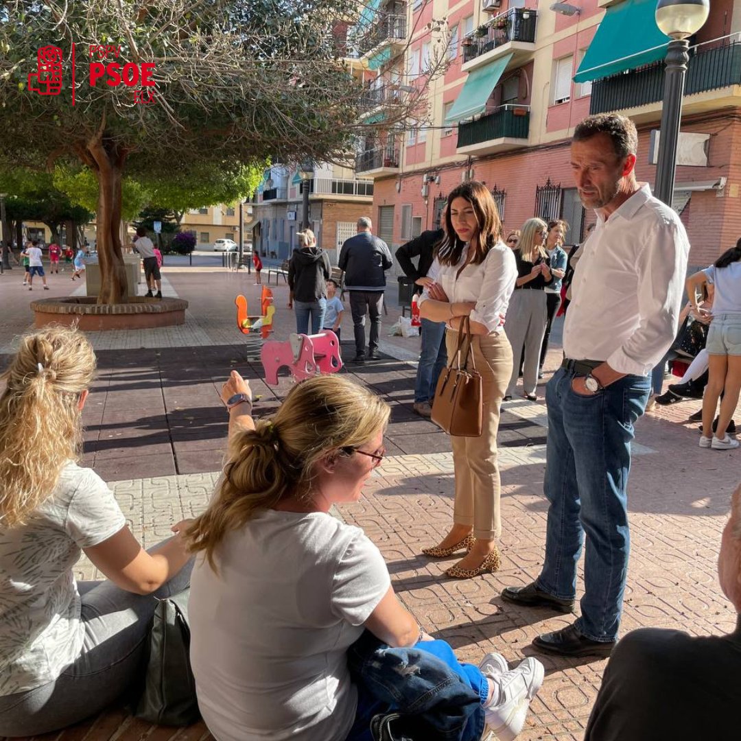 PSOE_Elx's tweet photo. Esta tarde nuestro candidato a la alcaldía Carlos González y varios miembros de nuestra candidatura han estado en el Jardín Lola Puntes, en el barrio de El Toscar para conocer las inquietudes de sus vecinos y vecinas.🤗

#elx #elche #salimosaganar #aelchelevabien https://t.co/gJN3f74Qqm