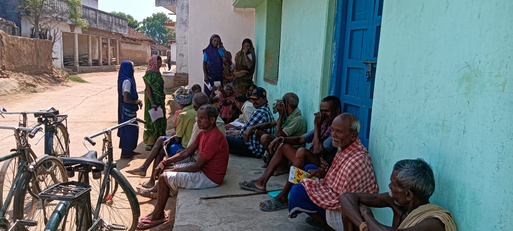 SSEPD2's tweet image. Distribution of Social Security Pension, Collection of Mobile Numbers, Aadhaar Card Collection and Authentication  at the doorstep of pensioners in Nuapada District. @CMO_Odisha @Ashokpandabbsr  #AadhaarCard #SocialSecurityPension #AadhaarAuthentication #Doorstep #Nuapada #Odisha