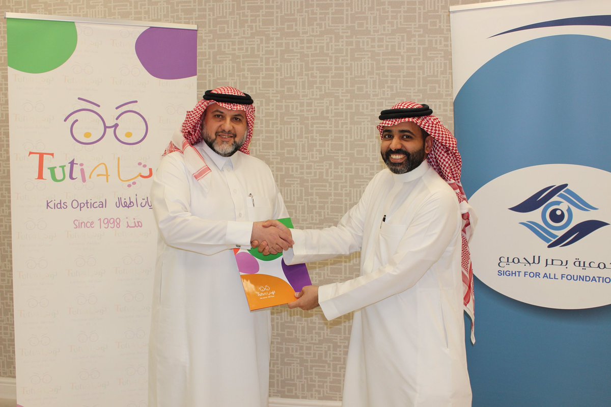 Sight4all_KSA's tweet photo. جمعية بصر للجميع توقع اتفاقية مع مراكز توتيا للبصريات المتخصصة في نظارات الاطفال ، والتي تهدف الى توفير النظارات الطبية و مستلزماتها للاطفال المستفيدين من برامج الجمعية المختلفة.
كما تشكر  الجمعية القائمين على مراكز توتيا للبصريات على مبادرتهم لتحقيق مبدأ المسؤولية المجتمعية. https://t.co/dfGeJ2M7jz