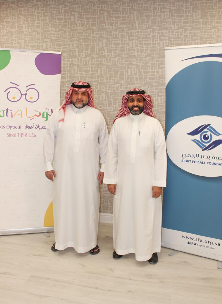 Sight4all_KSA's tweet photo. جمعية بصر للجميع توقع اتفاقية مع مراكز توتيا للبصريات المتخصصة في نظارات الاطفال ، والتي تهدف الى توفير النظارات الطبية و مستلزماتها للاطفال المستفيدين من برامج الجمعية المختلفة.
كما تشكر  الجمعية القائمين على مراكز توتيا للبصريات على مبادرتهم لتحقيق مبدأ المسؤولية المجتمعية. https://t.co/dfGeJ2M7jz