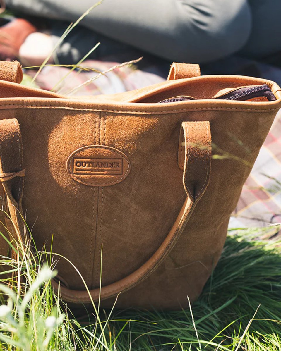 Our Tote Bag inspired by Outlander, The Series™ can hold everything you need to travel through the stones! ✨

It's the perfect carry-all for those who appreciate extra storage for treasures! 
abbyshot.com/products/outla…

#outlanderstarz #outlanderseason7