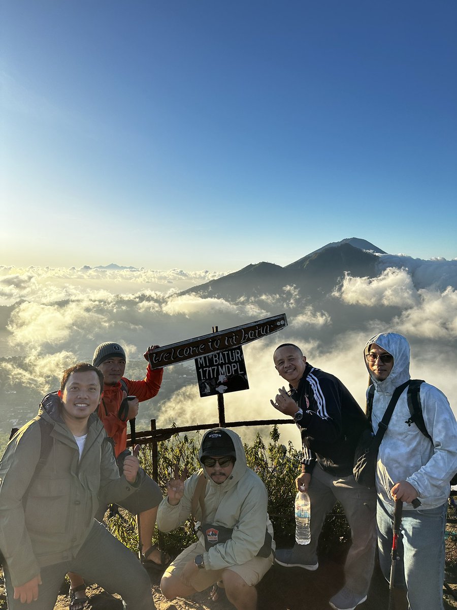 HPrama's tweet photo. kalau ditanya udah pernah mendaki gunung?

jawabannya difoto ini https://t.co/heZvnMDYsp