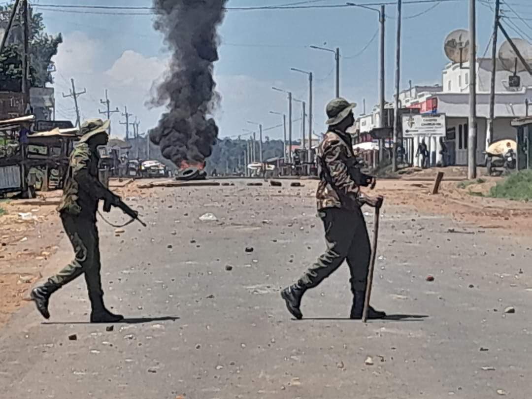 muyodis's tweet photo. I would like to condemn police chase in Nambale earlier today that ended in an incident that would become synonymous with police brutality ,the senseless killings and destruction of property could be avoided , l call upon the the relevant government authority to investigate this https://t.co/AzKEHt5eus