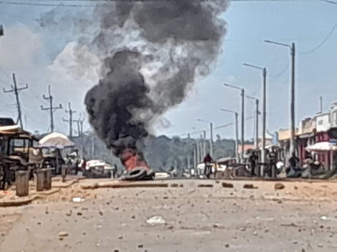 muyodis's tweet photo. I would like to condemn police chase in Nambale earlier today that ended in an incident that would become synonymous with police brutality ,the senseless killings and destruction of property could be avoided , l call upon the the relevant government authority to investigate this https://t.co/AzKEHt5eus