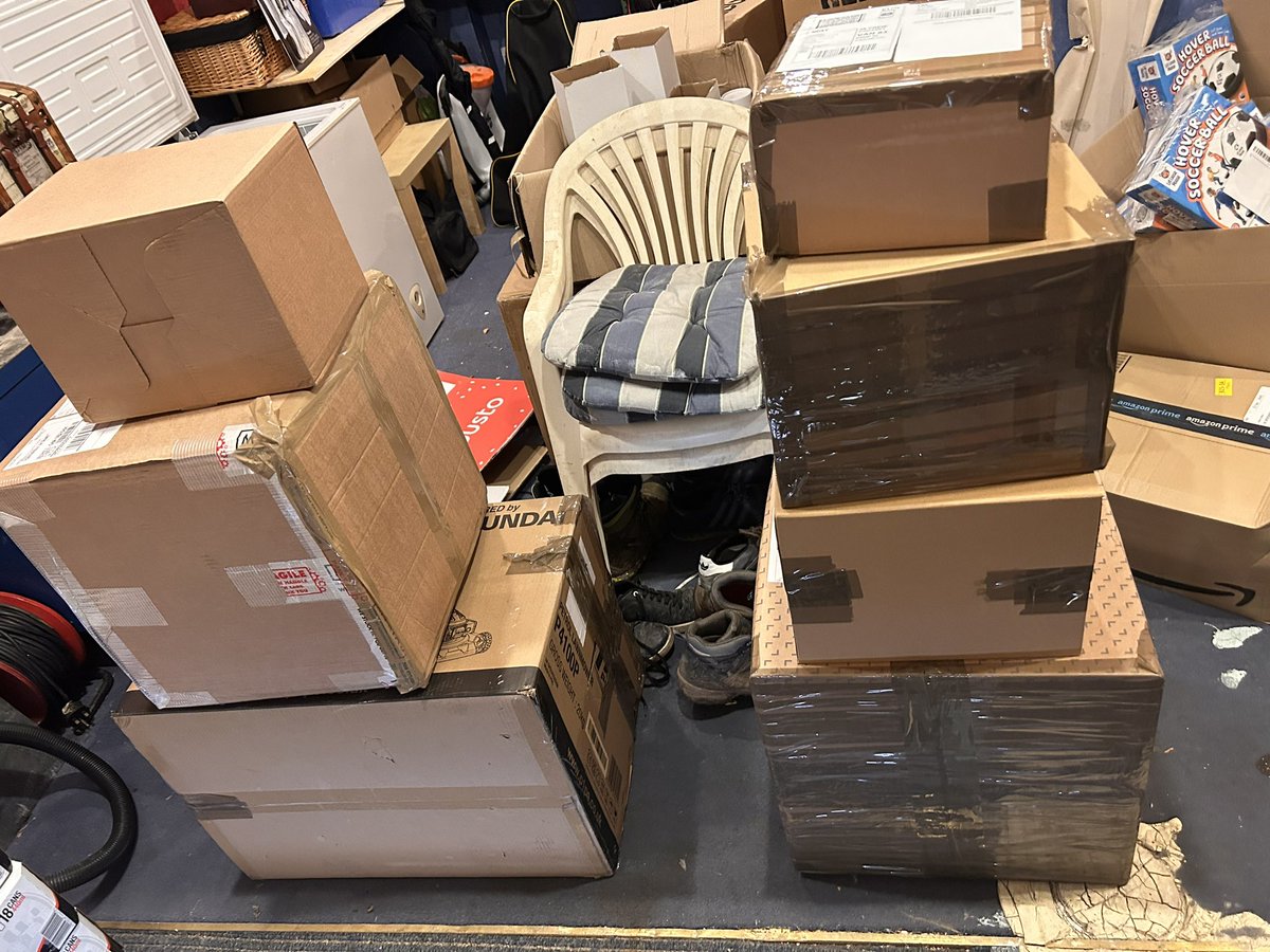 bigchefbt's tweet photo. Big shipment heading out today, 200+ units, time to get back to buying for the same next week hopefully, (excuse the mess haha) #fba #amazon https://t.co/huzAwZANXr