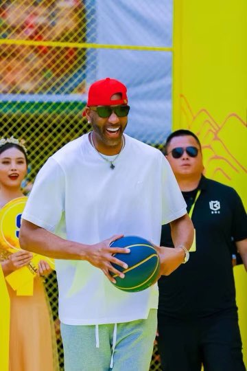 So great being back in China, seeing all my friends and fans here! Missed y’all!