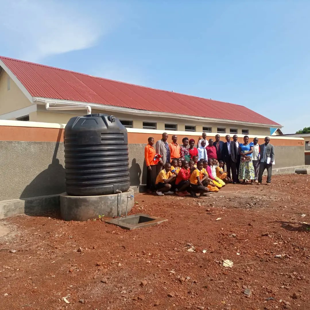 petitsdetallsaf's tweet photo. En Smiles for Luuka, junto a nuestros socios @ONGd_AS construimos letrinas y baños para promover la higiene menstrual de las niñas. Además hemos creado comités WASH, (agua y saneamiento en ingles) y clubes de salud para garantizar el mantenimiento de los espacios. https://t.co/fOaOrdyvc3