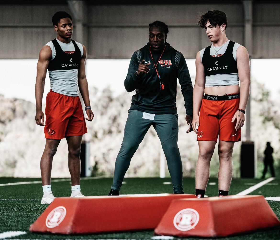 RedElephant_FB's tweet photo. “DEVELOPING MEN THROUGH THE COMMITMENT, CONTRIBUTION, AND THE PURSUIT OF EXCELLENCE IN ALL THAT WE DO” ~ @Tavon_Lawson 

#Linebackers💪🏾   |    #DevelopementU https://t.co/eIgFyxVDbi