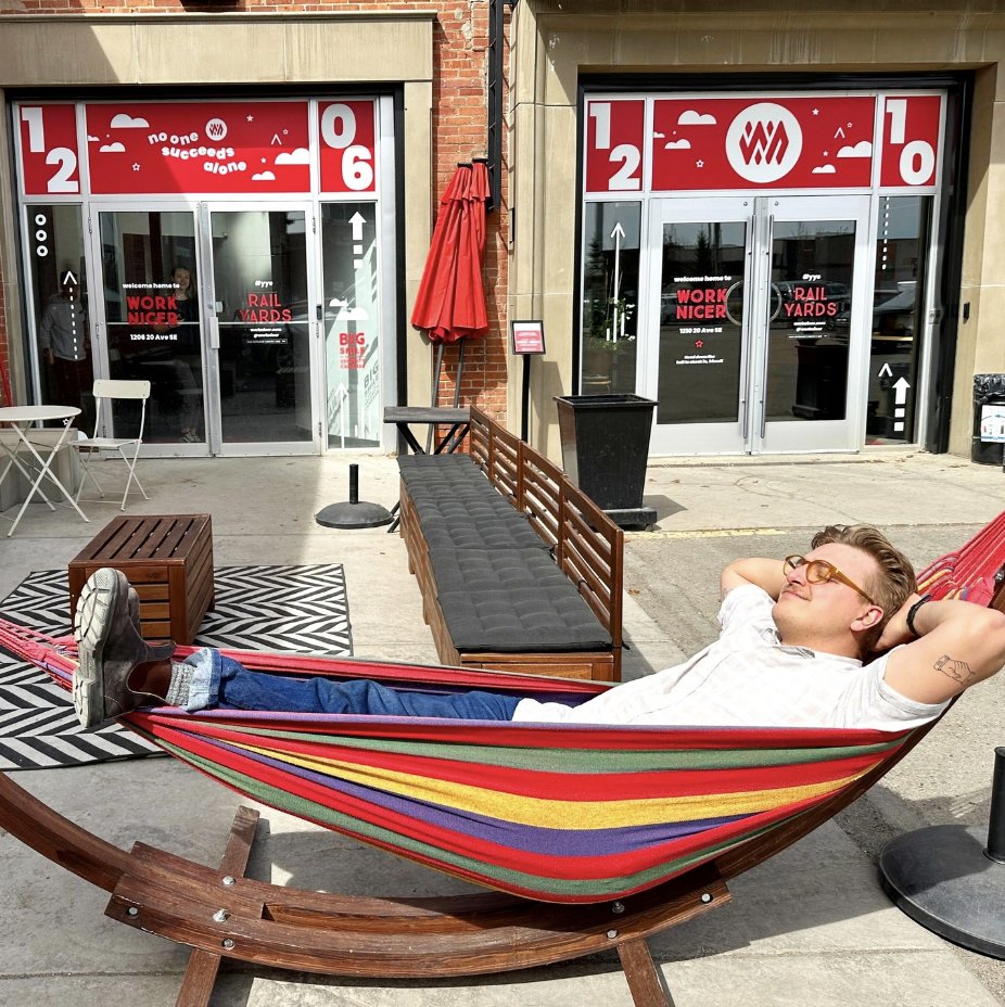 Pati-YO come hang out on the Rail Yards patio! ☀️😎 A place to enjoy lunch, take a call, or lay and soak in some rays
.
.
#CoworkingPatio #StressFree #RailYards #Community #Coworking #YYC #Calgary #Its5oclockSomewhere