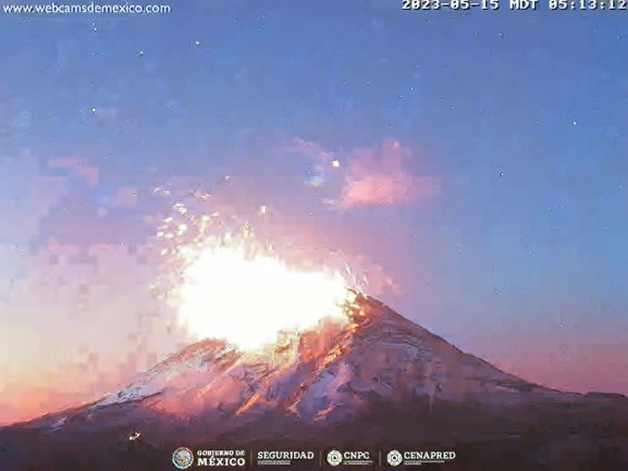 webcamsdemexico's tweet photo. 🌋 Explosión del #Volcán #Popocatépetl a las 05:12 hrs. 
Vista: #Altzomoni.
🚦 Semáforo de Alerta Volcánica: #AmarilloFase2.
🚷 Respeta el radio de exclusión de 12 km.
Vía: #CENAPRED @CNPC_MX.
https://t.co/PuNcMXrDka https://t.co/glOiM0rQXM
