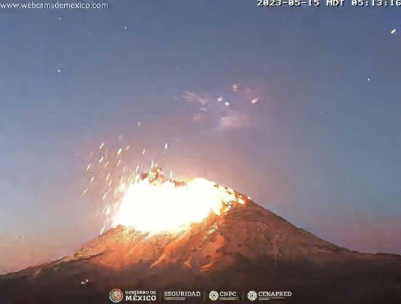 webcamsdemexico's tweet photo. 🌋 Explosión del #Volcán #Popocatépetl a las 05:12 hrs. 
Vista: #Altzomoni.
🚦 Semáforo de Alerta Volcánica: #AmarilloFase2.
🚷 Respeta el radio de exclusión de 12 km.
Vía: #CENAPRED @CNPC_MX.
https://t.co/PuNcMXrDka https://t.co/glOiM0rQXM