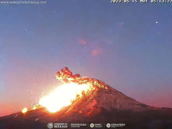 webcamsdemexico's tweet photo. 🌋 Explosión del #Volcán #Popocatépetl a las 05:12 hrs. 
Vista: #Altzomoni.
🚦 Semáforo de Alerta Volcánica: #AmarilloFase2.
🚷 Respeta el radio de exclusión de 12 km.
Vía: #CENAPRED @CNPC_MX.
https://t.co/PuNcMXrDka https://t.co/glOiM0rQXM