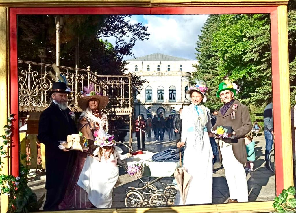 teatro_ronco's tweet photo. "Los paseantes del paseo" han estado paseando todo el fin de semana entre -la fiesta de las-flores
Muchas gracias a  @flojabur por contar con nosotros para su fiesta. Un placer https://t.co/xPMns6wbWN