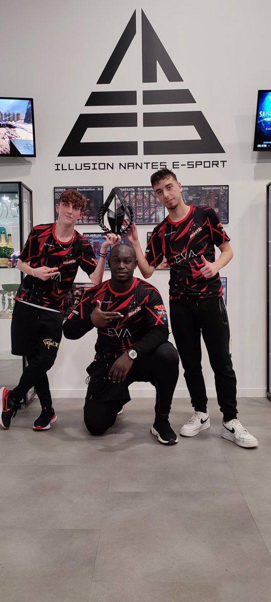 Notre équipe s'impose et prend la 1ère place pour la première édition de la #INESCup ! Félicitations à nos 3 joueurs.