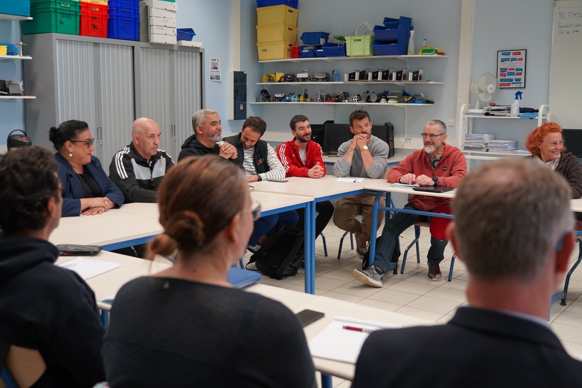 acpoitiers's tweet photo. Au collège F. Bloch Sérazin #Poitiers, retours d'expérience avec les profs, les élèves et les clubs sportifs engagés dans "2 heures hebdo d’activité physique et sportive en➕pour les collégiens"
✅3 collèges @acPoitiers expérimentateurs  
🎯Dispositif amplifié à la #rentrée2023👍 https://t.co/OPPr3y3nKB