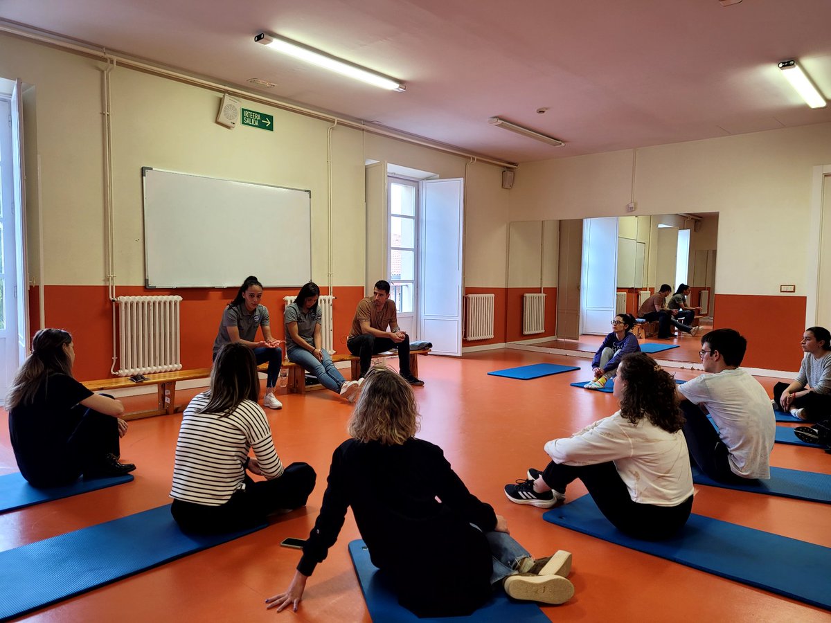 ¡Ponentes de lujo! 👏

Esta tarde <a href="/alba_aznar/">Alba.</a> y <a href="/gcholbi8/">Gema</a> han compartido con los chavales de <a href="/awakegasteiz/">Awake Gasteiz</a> la faceta más emocional del fútbol. 

¡Gracias por este ratito tan especial! 🤗

#AltaLaFrente 🔵⚪️