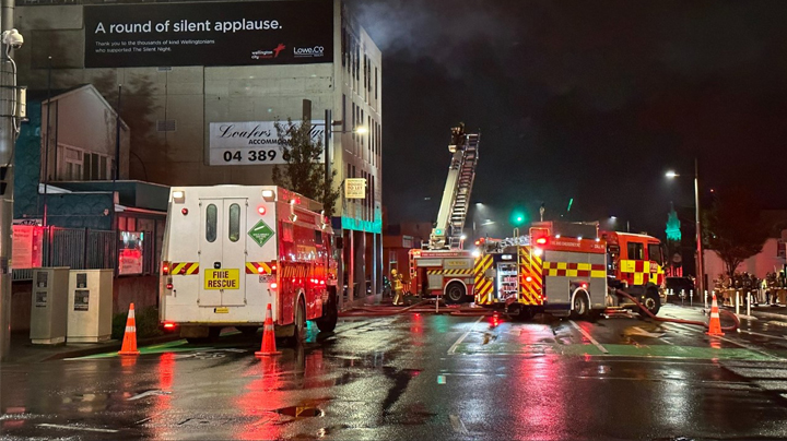 Evacuations underway after fire breaks out at Wellington hostel
1news.co.nz/2023/05/16/eva…