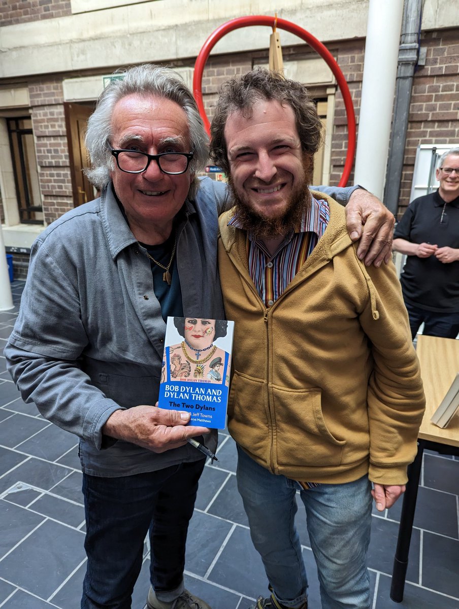 ifor_ap's tweet image. Fantastic conversation between @Dylanthomasguy and @barberville about the connections between 2 famous Dylans. #DylanThomas and #BobDylan. And here are 2 famous Jeffs! 😀 @NLWales