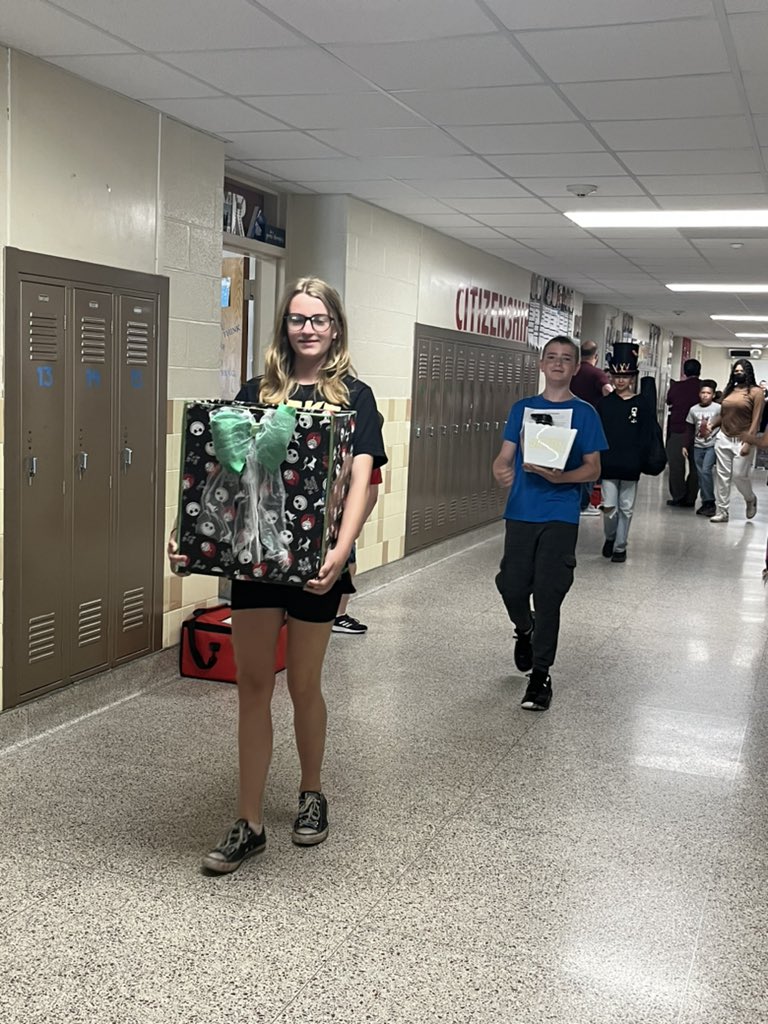 auburn_casey's tweet photo. 🐾😂🐾Anything but a backpack day in 6th grade🐾😂🐾 https://t.co/TLPSCKvNql