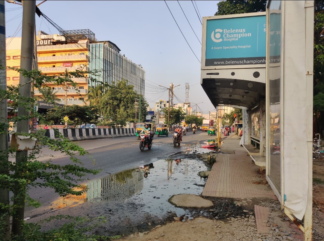 TwitShilpi's tweet photo. A bus stop at Kaikondrahalli juncn, Sarjapura road. Bus passengers prefer standing 50m away, risking their limbs and life in heavy traffic.

@BBMPCOMM why such neglect showered on citizens of Mahadevpura? Did we miss paying out taxes? https://t.co/r7gQj7kFvO