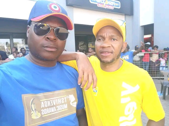 deep_renzo's tweet photo. Sanga misi ri rothe nga hafha Tembisa kha Mbekanyamushumo ya #Dziaorowa326pm na @Ticoliphadzi @shandu_vele na Mubveledzi @Rendys123 Musumbuluwo u swika Lavhutanu kha @Phalaphala FM #Azisheeeeeeeee🎶🎼🎵🎙️📻🎧🔥🔥🔥🕺🏿🕺🏿🕺🏿💃🏿💃🏿💃🏿 https://t.co/EeYii9NhAc