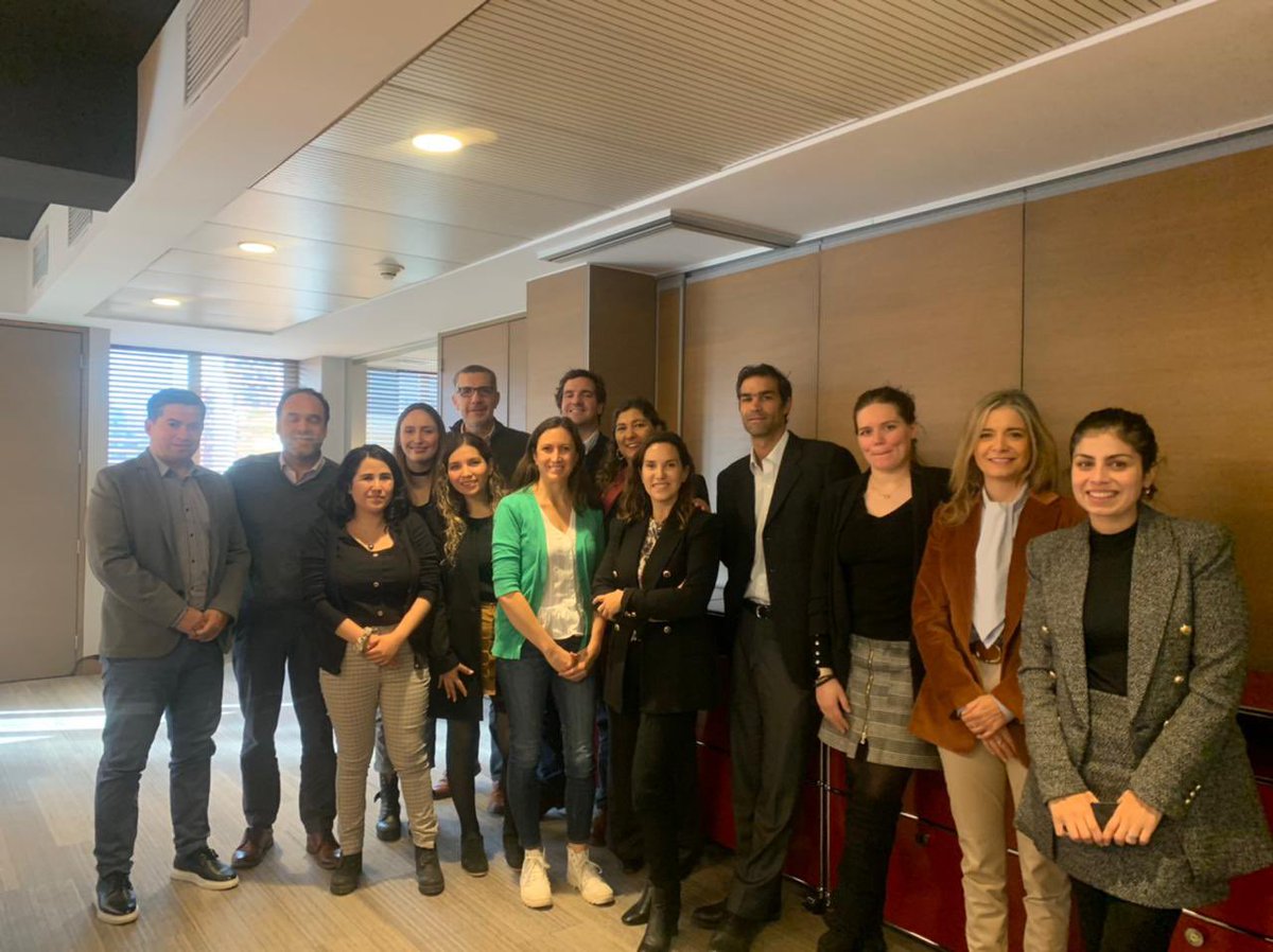 SubsecTrabajo's tweet photo. Seguimos realizando capacitaciones sobre la Ley #40Horas con motivo de su implementación! 💪🏽

La asesora Sofía Argo se reunió con el Comité de Recursos Humanos de @auscham, para abordar los detalles de la reducción de jornada en el país. https://t.co/aPPRlwPEyk
