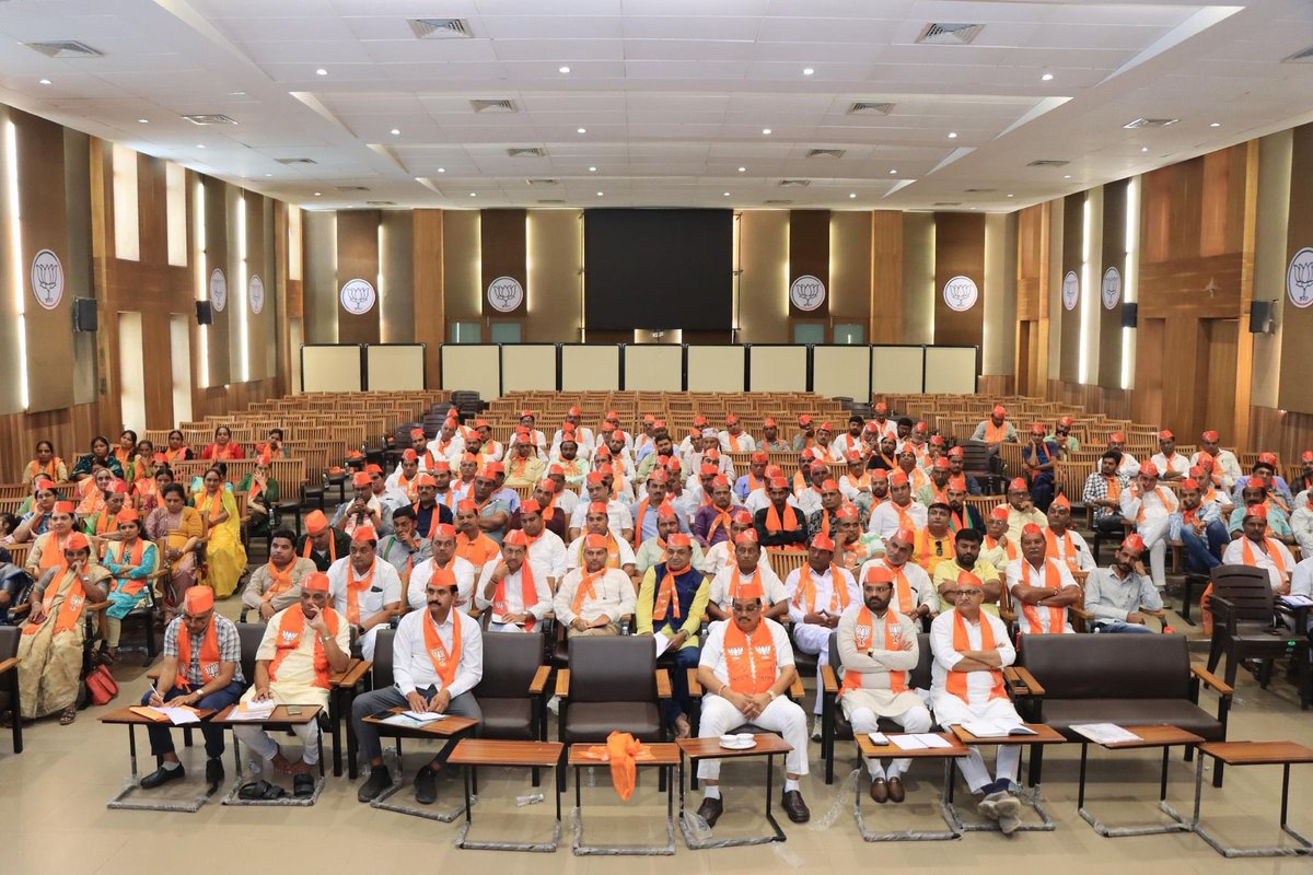 પ્રદેશ કાર્યાલય શ્રી કમલમ ખાતે યોજાયેલી ગીર સોમનાથ જીલ્લાની કારોબારી બેઠકમાં હાજરી આપી કાર્યકર્તાશ્રીઓને માર્ગદર્શન પાઠવ્યું. 

પ્રદેશ સંગઠન મહામંત્રી શ્રી <a href="/ratnakar273/">Ratnakar</a> જીની વિશેષ ઉપસ્થિતિ વચ્ચે યોજાયેલી આ બેઠકમાં 
પ્રદેશ મહામંત્રી શ્રી <a href="/VinodChavdaBJP/">Vinod Chavda 🇮🇳</a> જી, શ્રી પ્રદિપસિંહ વાઘેલા,