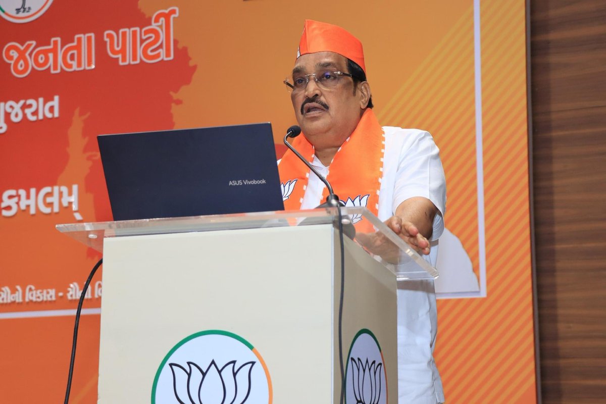 CRPaatil's tweet photo. પ્રદેશ કાર્યાલય શ્રી કમલમ ખાતે યોજાયેલી ગીર સોમનાથ જીલ્લાની કારોબારી બેઠકમાં હાજરી આપી કાર્યકર્તાશ્રીઓને માર્ગદર્શન પાઠવ્યું. 

પ્રદેશ સંગઠન મહામંત્રી શ્રી @ratnakar273 જીની વિશેષ ઉપસ્થિતિ વચ્ચે યોજાયેલી આ બેઠકમાં 
પ્રદેશ મહામંત્રી શ્રી @VinodChavdaBJP જી, શ્રી પ્રદિપસિંહ વાઘેલા, જિલ્લા પ્રમુખ શ્રી મહેન્દ્રભાઈ પીઠીયા સહિત જિલ્લાના હોદ્દેદારો અને ધારાસભ્યશ્રીઓ ઉપસ્થિત રહ્યાં.
