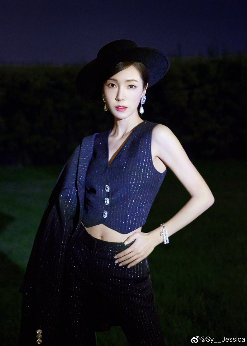 hyori_sunie's tweet photo. [Weibo] 230515 Jessica Jung update (1/3)

Sy__Jessica: Under the night sky🌌 thinking of my golden stars✨ 晚安啦🌙 
#今日时尚IDEA

📍 Korea

#JessicaJung https://t.co/Vmy6F9v6wT