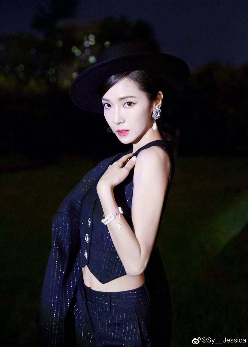hyori_sunie's tweet photo. [Weibo] 230515 Jessica Jung update (1/3)

Sy__Jessica: Under the night sky🌌 thinking of my golden stars✨ 晚安啦🌙 
#今日时尚IDEA

📍 Korea

#JessicaJung https://t.co/Vmy6F9v6wT