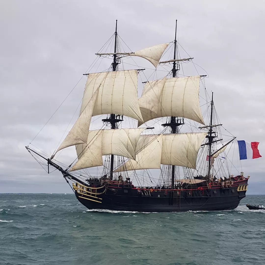 semaine_golfe's tweet photo. Petite parade de la #semainedugolfe (📸 Gwendolyn et Gérard). Retrouvez le programme de la semaine https://t.co/WtXQ0qOmdf  #morbihan #bateau #tallship https://t.co/0vjc6HdEWh