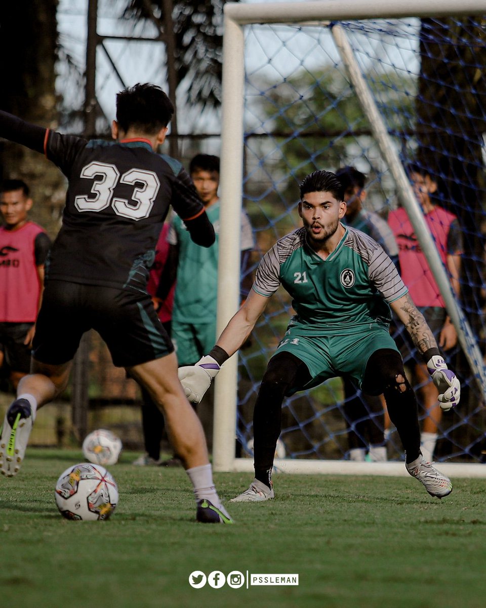PSSleman's tweet image. Intensitas latihan tinggi langsung diberikan coach Mihail di awal pekan!

Gassssssss, coach! 🔥

#PSS #UnityForOurGlory