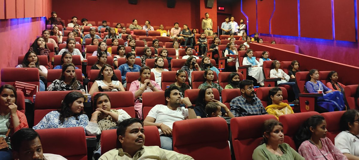 आज टाइम स्क्वायर मॉल देहरादून में विभिन्न महाविद्यालयों की छात्राओं के साथ "द केरल स्टोरी" मूवी देखी। 
यह फ़िल्म एक प्रदेश नहीं बल्कि पूरे देश व विश्व में आतंकवाद की वास्तविक तस्वीर बयां कर रही है। 

आप सभी इस फ़िल्म को अवश्य देखें।

#thekerlastory #MustWatch