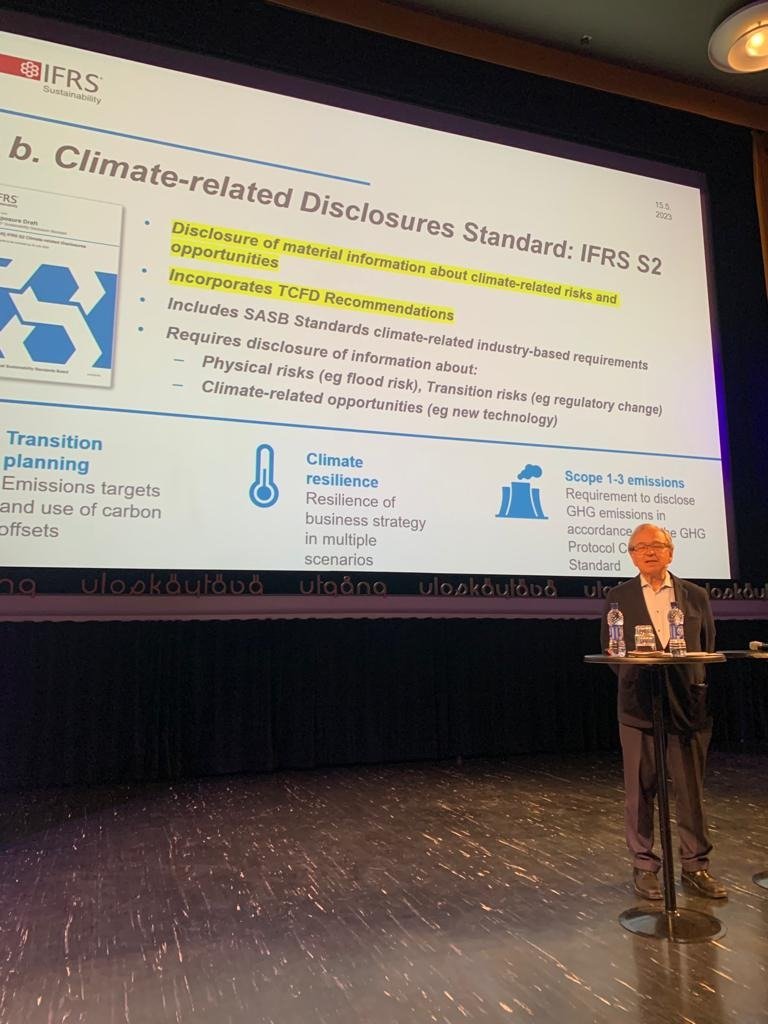 DIF_Finland's tweet photo. Tarvitaan läpinäkyvää, selkeää raportointia, taustoittaa @LiikanenErkki kestävyysraportointia #DIFtapahtuma´ssa. "Ongelma on globaali; ratkaisut on oltava globaaleja." #kestävyys #IFRS #standardit https://t.co/gEi4933G7g