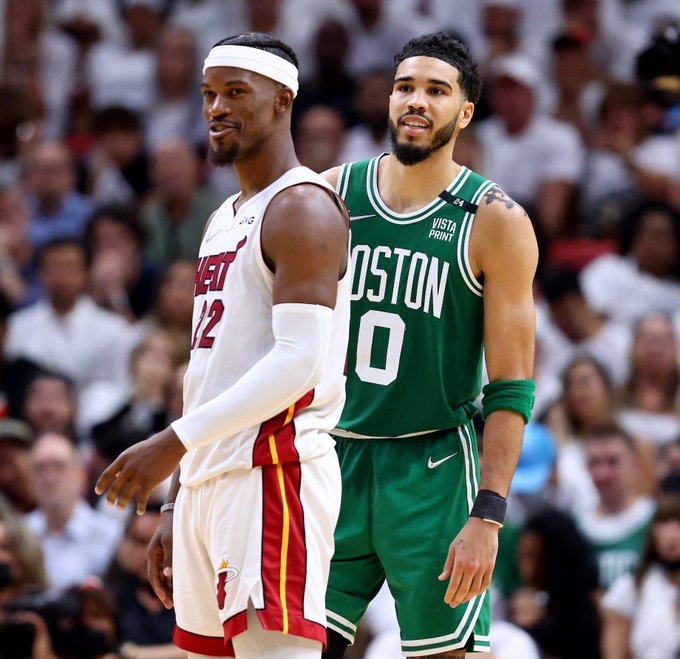 Basket_Infos's tweet photo. Comme dans la bulle, Celtics et Heat se retrouvent en finale de conférence.

Tatum : "C’est une équipe qu’on connaît très bien. Une équipe très bien coachée, très compétitive, qui joue dur. Ils défendent et ils trouvent le moyen de gagner des matches. Ce sera fun, ce sera très compétitif et j'ai hâte d'y être. C’est le meilleur moment de l’année et il va falloir les rejouer.”

Smart : "On sait tous que le playoffs Miami Heat est une équipe différente, avec un très bon coach et de très bons joueurs qui n'abandonnent jamais. Ils jouent peu importe les coups de sifflet, peu importe les circonstances et à chaque match. Et quand vous avez une équipe comme celle-là qui est sans cesse motivée et qui regarde l’objectif final, il n'est pas surprenant qu'elle soit là où elle est et il n'est pas surprenant que nous soyons à nouveau confrontés à elle".