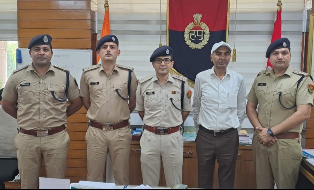 PoliceYnr's tweet photo. डीएसपी राजेंद्र सिंह,रजत गुलिया,नरेंद्र सिंह का जिला यमुनानगर से स्थानातंरण होने पर उन्हें स्मृति चिन्ह देकर दी विदाई व शुभकामनाएं देते हुए उज्जवल भविष्य की कामना की।
@police_haryana 
@AdgpAmbalaRange 
@DGPHaryana https://t.co/j5NDD5G36A