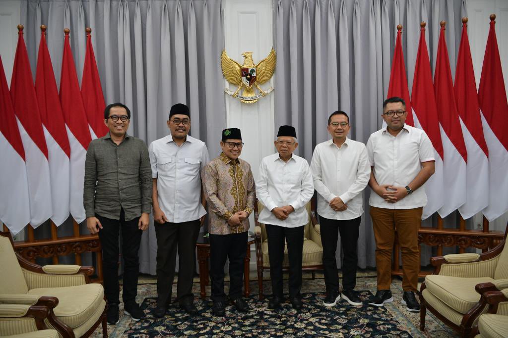 DPP_PKB's tweet photo. Melanjutkan rangkaian Silaturahmi Idul Fitri 1444 H. Tadi sore Ketua Umum DPP PKB @cakimiNOW sowan ke kediaman Rumah Dinas Wakil Presiden Ma’ruf Amin. 

Gus Imin menegaskan jika @Kiyai_MarufAmin mendukung penuh PKB, dan juga dirinya untuk maju di Pilpres 2024. 

#GusImin
#WaktunyaGusMuhaimin