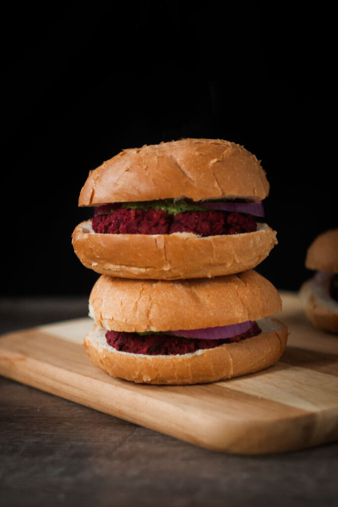 Smoky vegan beet burgers topped with a tasty spinach walnut pesto. 😋

Get the recipe here ⬇️⬇️⬇️ 
bearplate.com/beet-burgers-w… 
#vegan #plantbased #burger