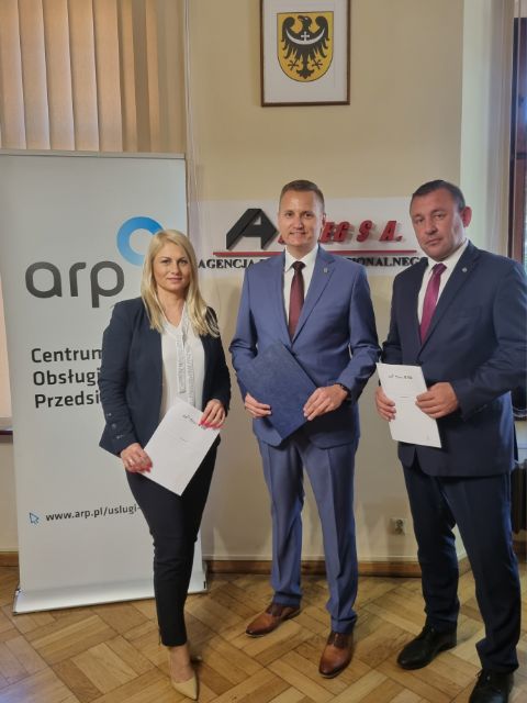 AgencjaRozwoju's tweet photo. 🤝 Aby mocniej wspierać rozwój dolnośląskich przedsiębiorców łączymy siły z @ARR_ARLEG S.A. 

📄 Podpisany List Intencyjny dotyczy współpracy w zakresie finansowania inwestycyjnego i obrotowego w oparciu o środki będące w ofercie obu instytucji. 
Zapraszamy do współpracy❗️ https://t.co/rJkVzKzkkB