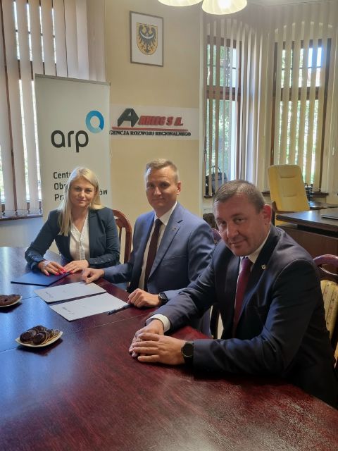 AgencjaRozwoju's tweet photo. 🤝 Aby mocniej wspierać rozwój dolnośląskich przedsiębiorców łączymy siły z @ARR_ARLEG S.A. 

📄 Podpisany List Intencyjny dotyczy współpracy w zakresie finansowania inwestycyjnego i obrotowego w oparciu o środki będące w ofercie obu instytucji. 
Zapraszamy do współpracy❗️ https://t.co/rJkVzKzkkB