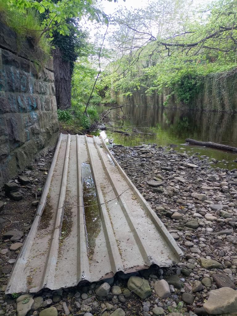 WOLCT's tweet photo. An enjoyable scouting walk along the #Longstone section in preparation for a corporate team from @Chase banking tomorrow.
Plenty of trimming back to re-establish the walkway width and save runners legs from nettles
@PathsforAll @Edinburgh_CC @Longstone_CC https://t.co/tZESS2i1Or