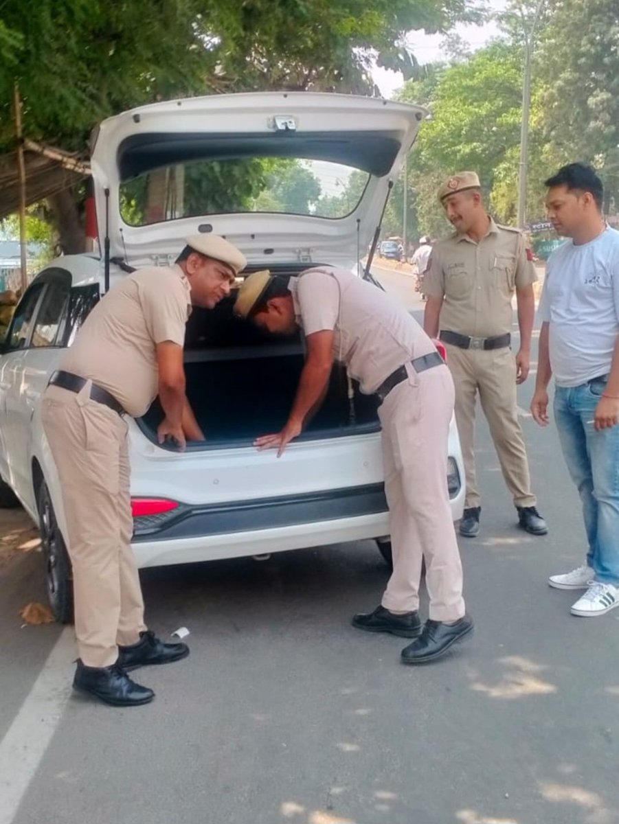 PoliceYnr's tweet photo. जिला पुलिस द्वारा किसी भी आपात स्थिति से निपटने,अपराध को अंजाम देकर भागने वाले अपराधी को पकड़ने व अपराधो की रोकथाम हेतु, तुरंत कार्रवाई के लिए सीलिंग प्लान के तहत जिले मे 40 नाको व 7 चेकिंग पार्टियो ने 1316 वाहनो को चेक कर 163 के किए चालान
@police_haryana 
@AdgpAmbalaRange https://t.co/y4mxyfxr4B