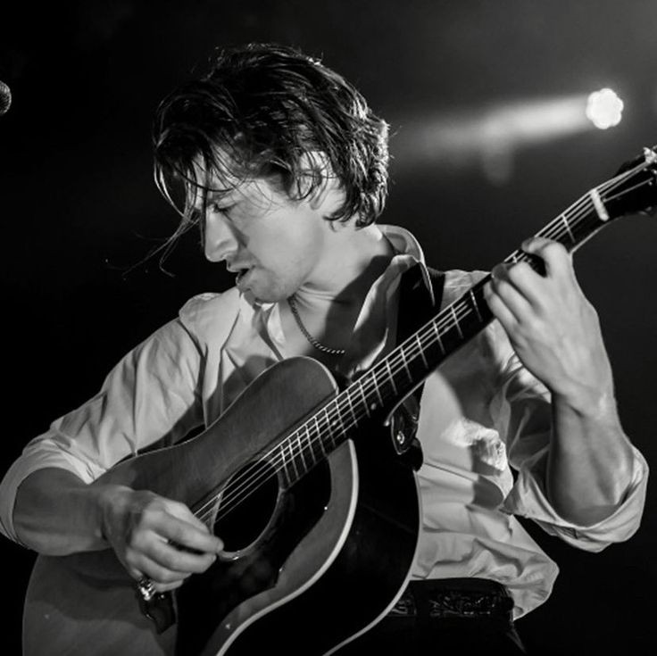 arcticmolnkeys's tweet photo. alex turner https://t.co/MqJ5ohJ6Qy