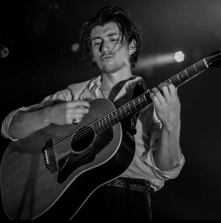 arcticmolnkeys's tweet photo. alex turner https://t.co/MqJ5ohJ6Qy