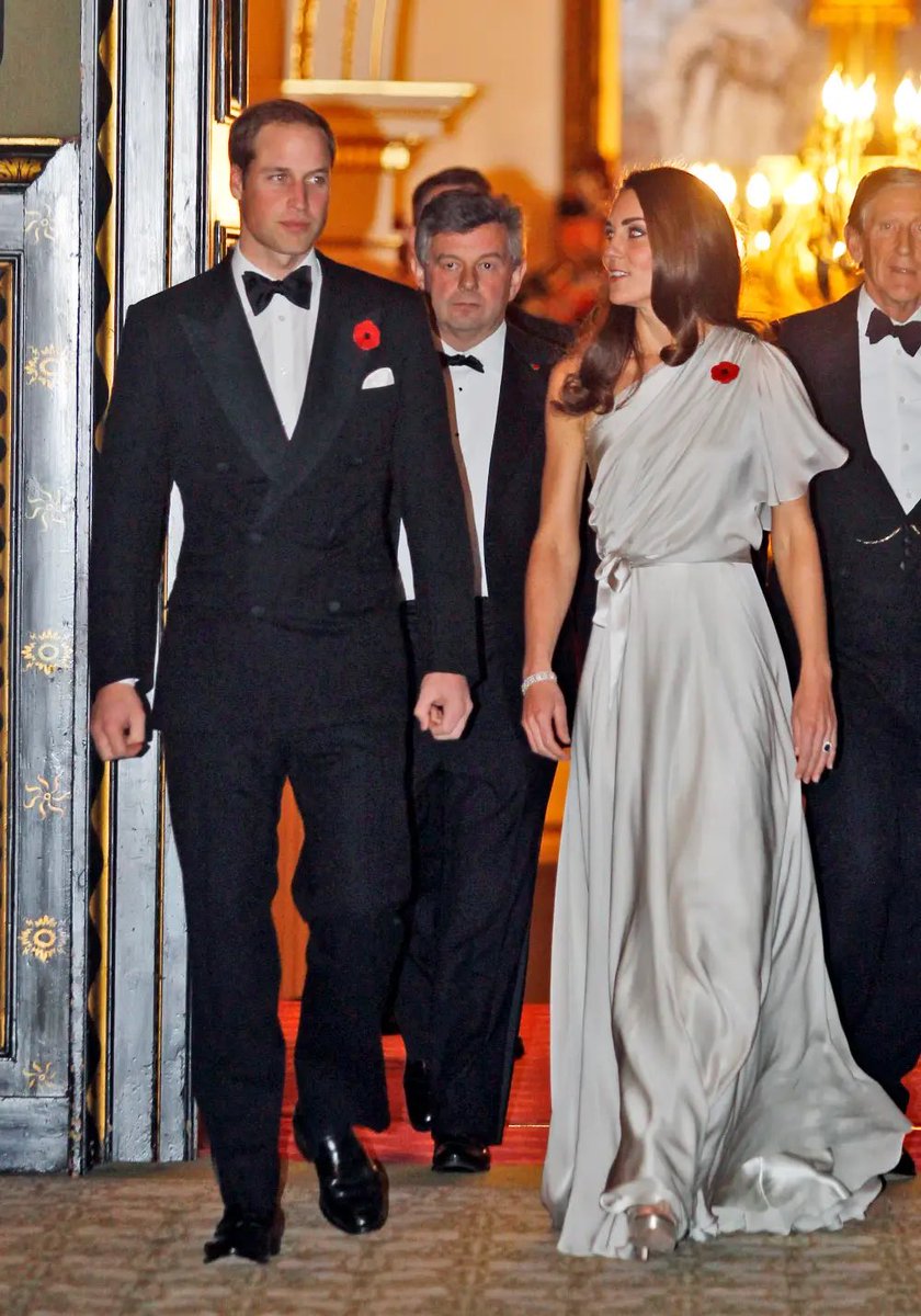 Canellelabelle's tweet photo. When Catherine was rocking One shoulder &amp; off shoulder dresses 10 years ago, Meg was writing blogs about her.
When C was being a fashion Icon, M was trying to find a role in Suit.
When C becomes Queen, Meg will still be staging paps photo op.
Chasing fame WAS &amp; IS a meg problem💅🏽 https://t.co/lwPk4neVyO