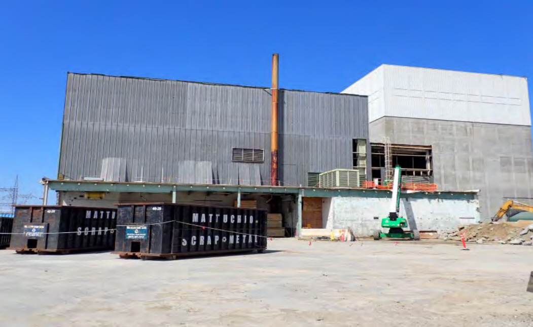 Orano_usa's tweet photo. Before/After - The iconic green Vermont Yankee turbine building is turning gray as the exterior siding is removed in the first steps of this next demolition. See latest #DecomVY update for more photos:  https://t.co/HfdreUdGpz https://t.co/ruEZ1lVT43