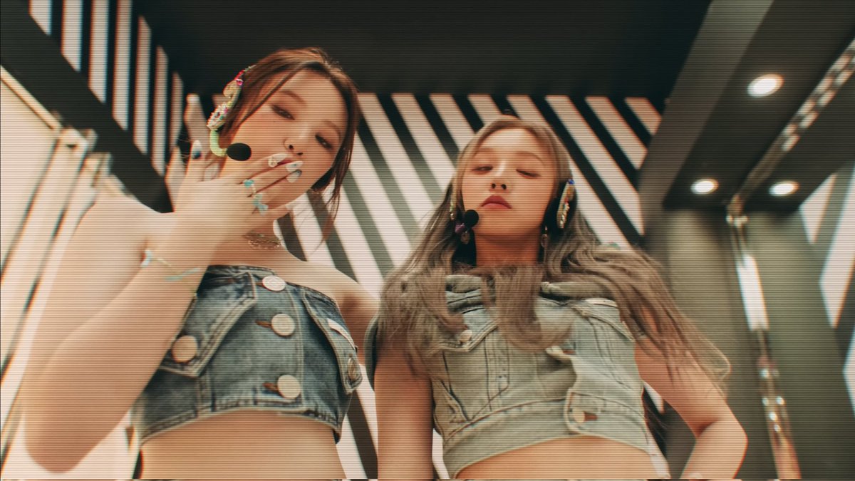 OArdiman's tweet photo. Asoy banget, and who put these two gurlz together 

#QUEENCARDOutNow 
#IFEELOutNow 
#GIDLE https://t.co/8rTc0N9LDH